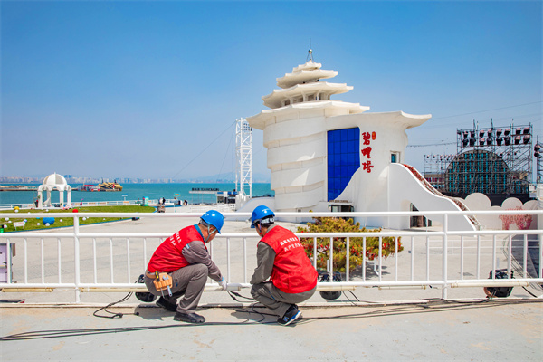 秦皇岛公司党员服务队走进北戴河碧螺塔公园景区开展供电服务，协助客户检查用电设施安全，提供用电服务，确保“五一”期间安全可靠供电。史文全摄
