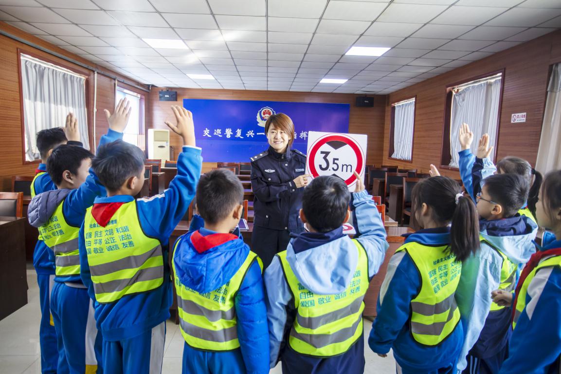 交警通过互动问答为学生们解读交通安全标志。聂长青摄