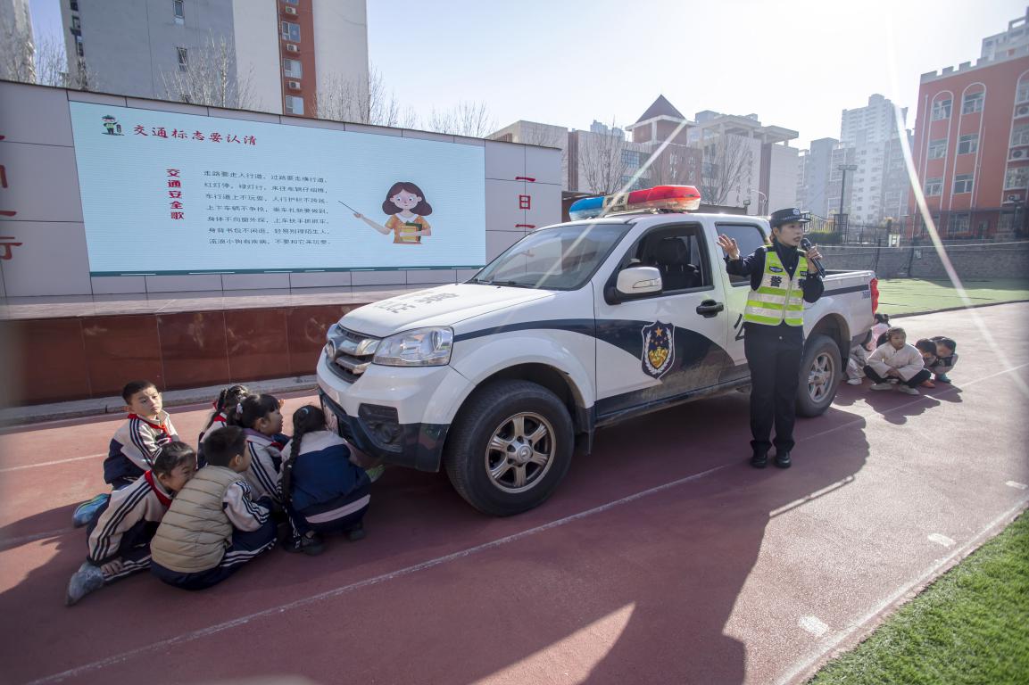 11月26日，河北省邯郸市复兴区实验小学操场，孩子们在交警的指导下体验车辆视线盲区。聂长青摄