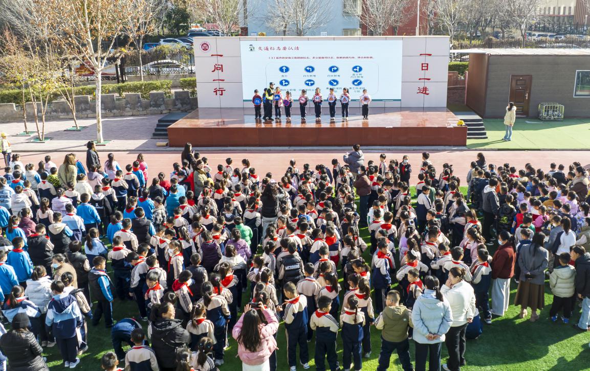 11月26日,河北省邯郸市复兴区实验小学操场,交警为全校师生上交通安全课。聂长青摄