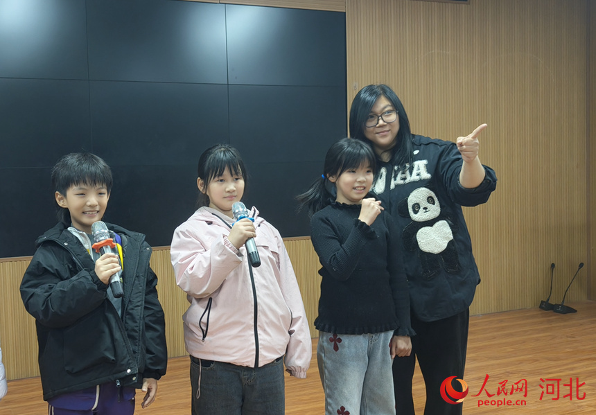 韵恬艺术田静老师教枣强第六小学朗诵社团学生主持。人民网记者 商帆摄