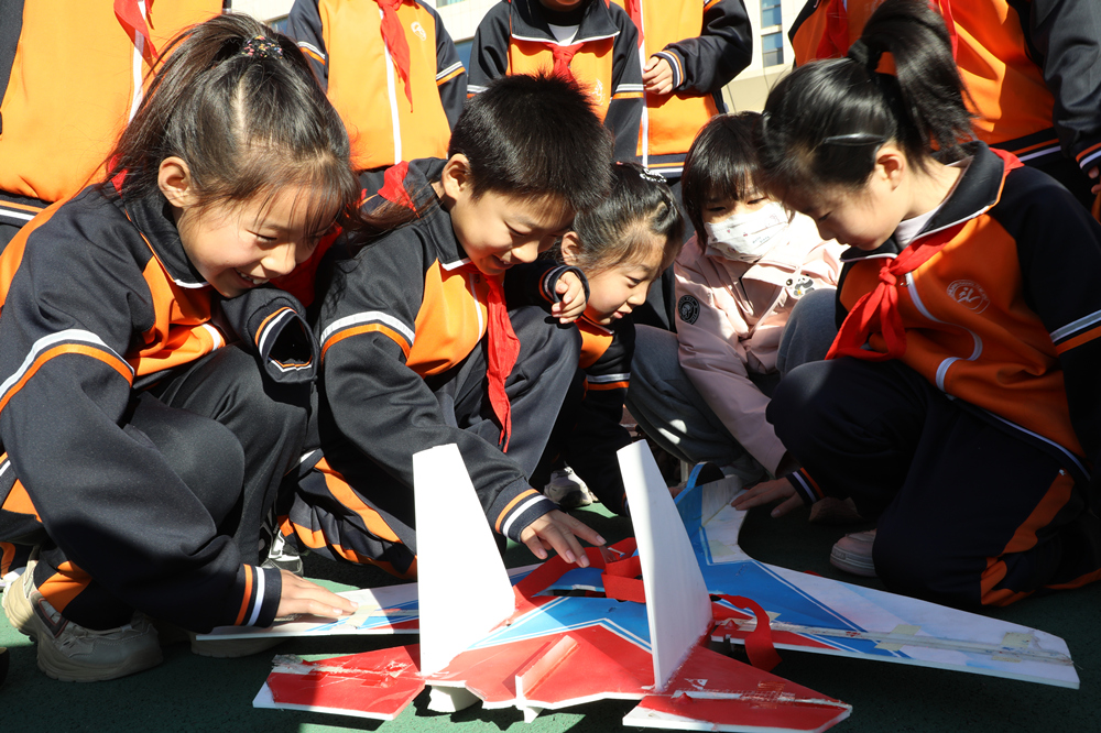 11月20日，小学生在沧州市特警训练基地参观。刘金忠摄