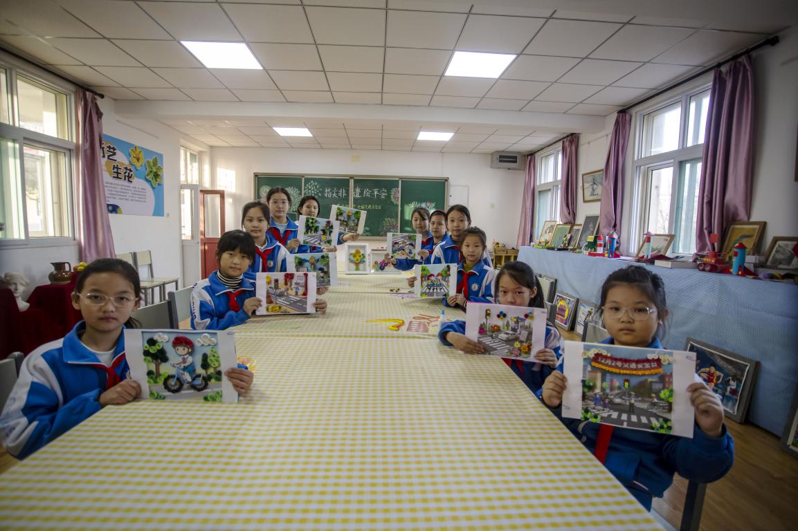 11月27日,河北省邯郸市复兴区时光小学的孩子们在老师指导下,通过剪纸、衍纸、烙画技艺等学习交通安全知识。聂长青摄