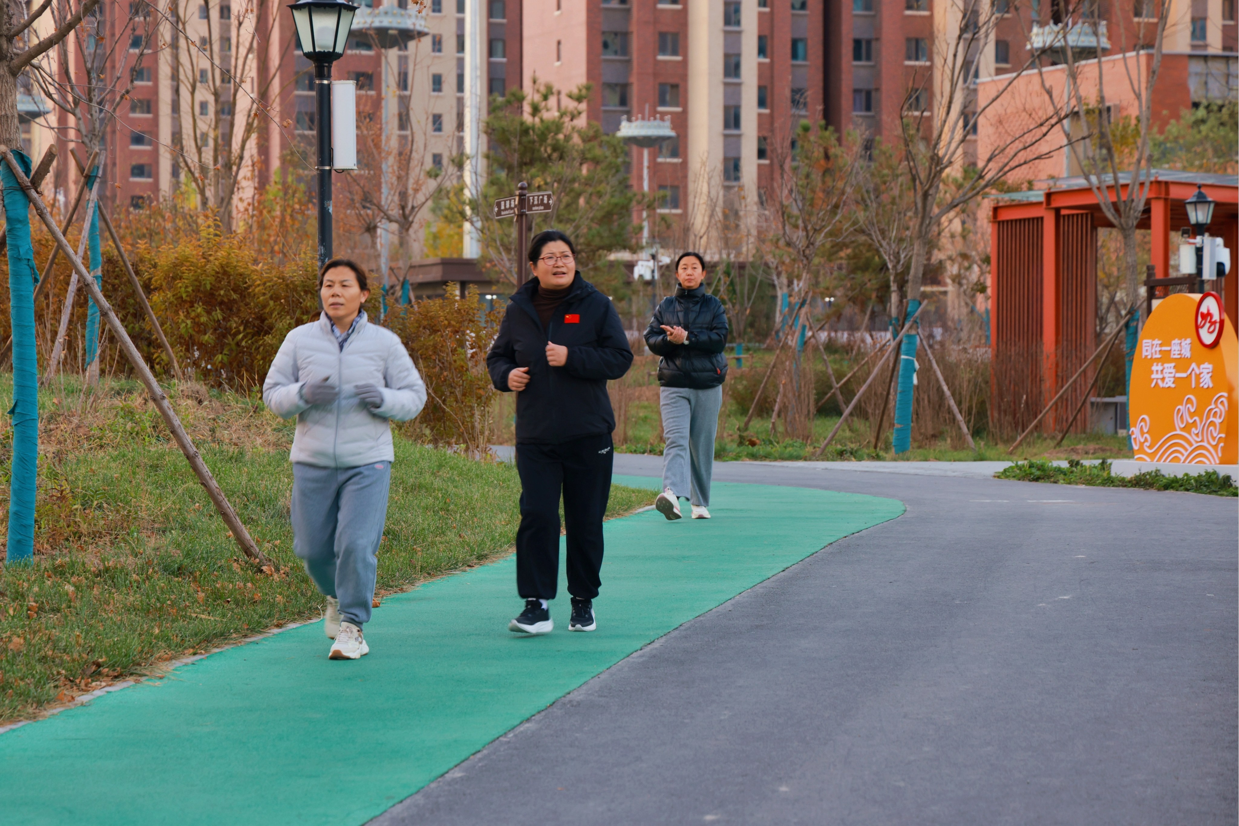 市民在曲韵公园的步道上跑步健身。杨洋摄