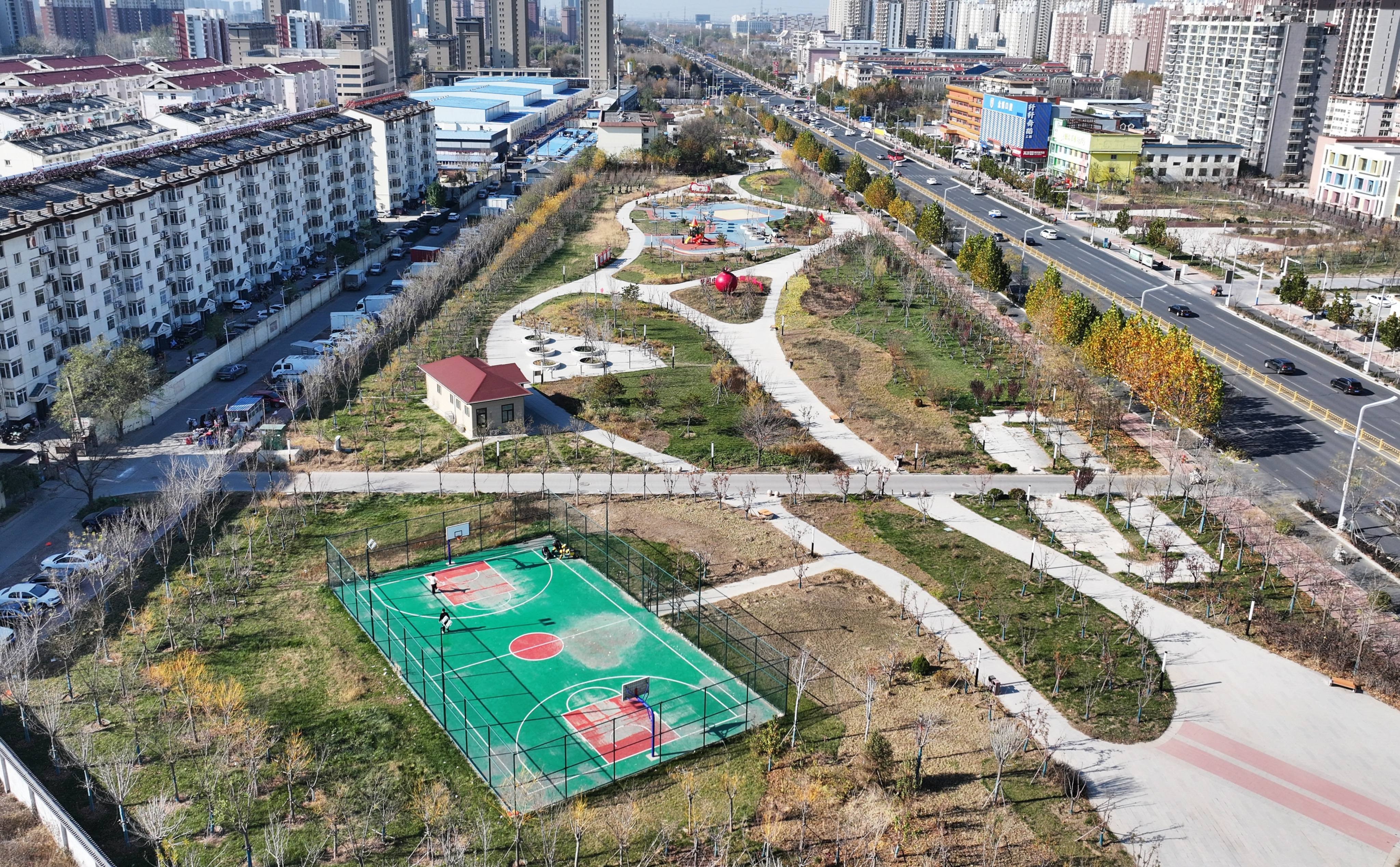 口袋公园为市民提供休闲运动场地。赵雪聪摄