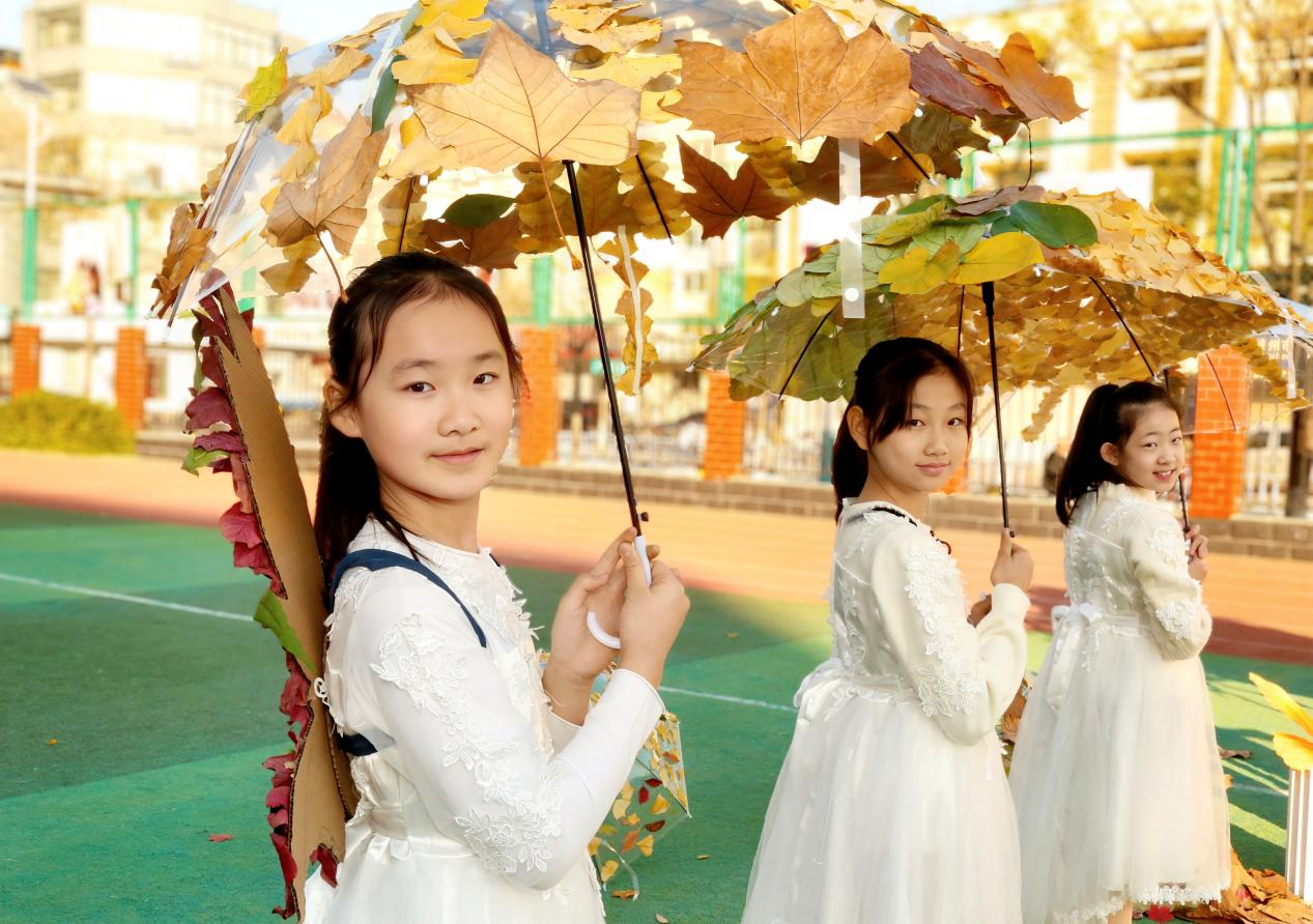 学生们展示自己的落叶作品。孙艺丹摄