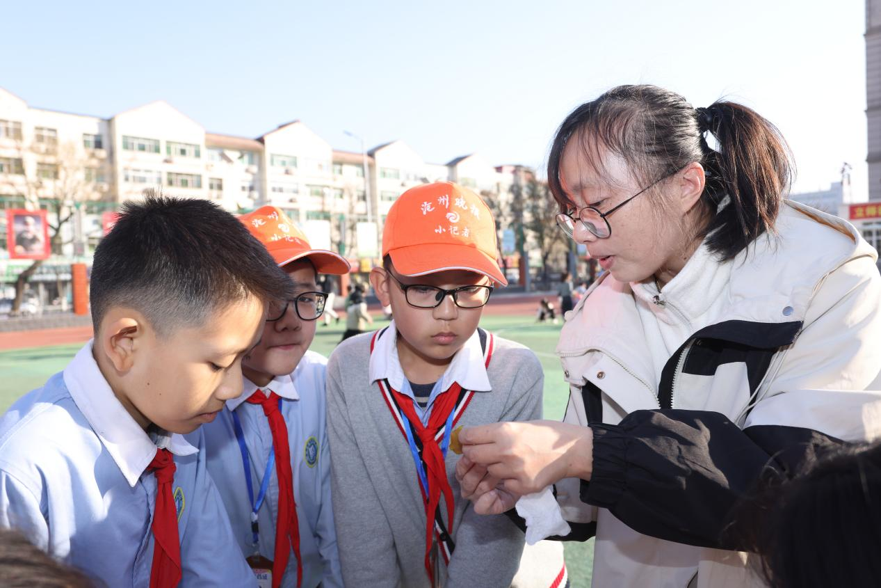 老师为学生讲解叶片的纹理知识。张玉华摄
