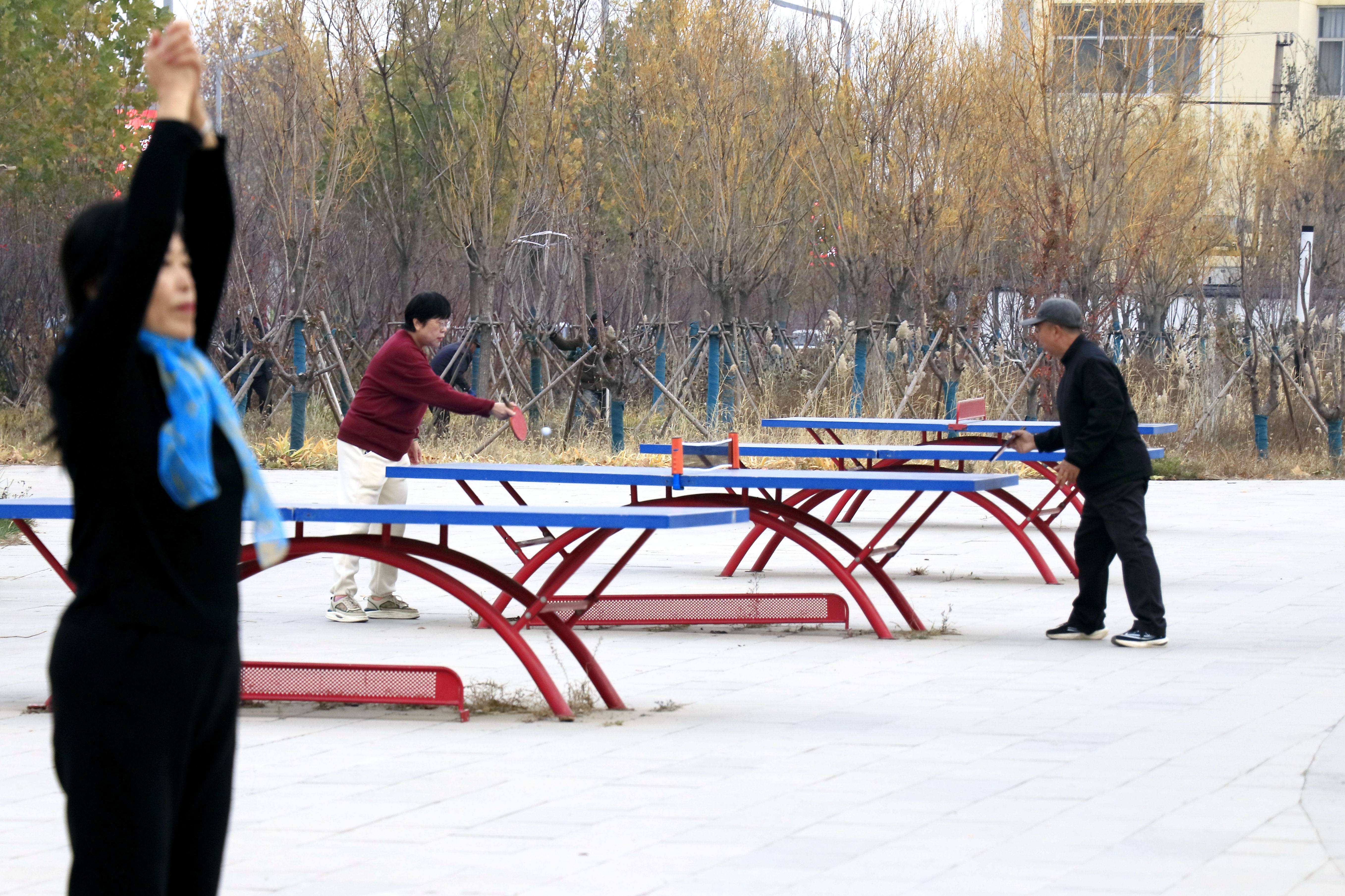 市民在運河區永濟路南側一處街邊乒乓球場內運動。王杰攝