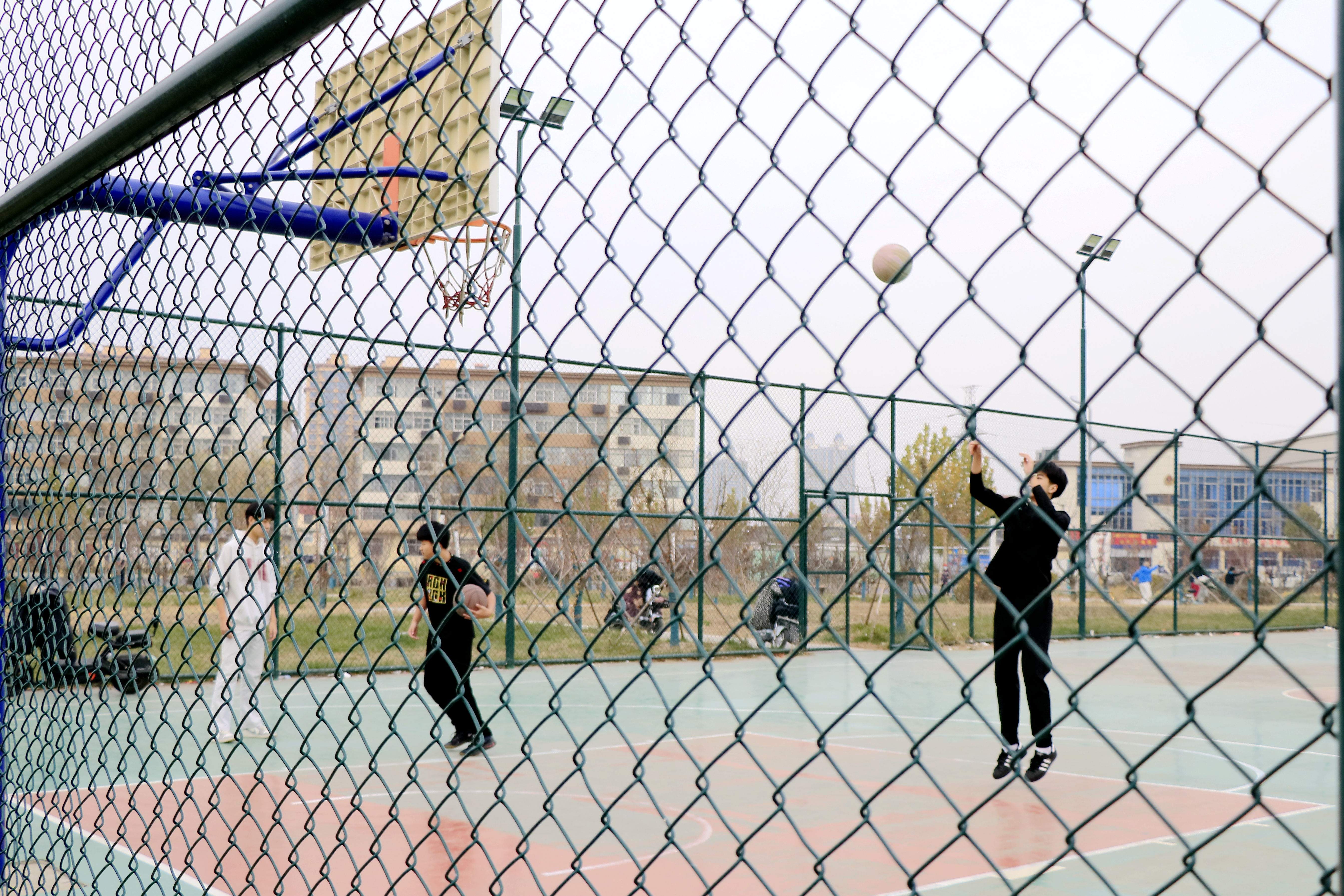 市民在街邊籃球場內運動。王杰攝