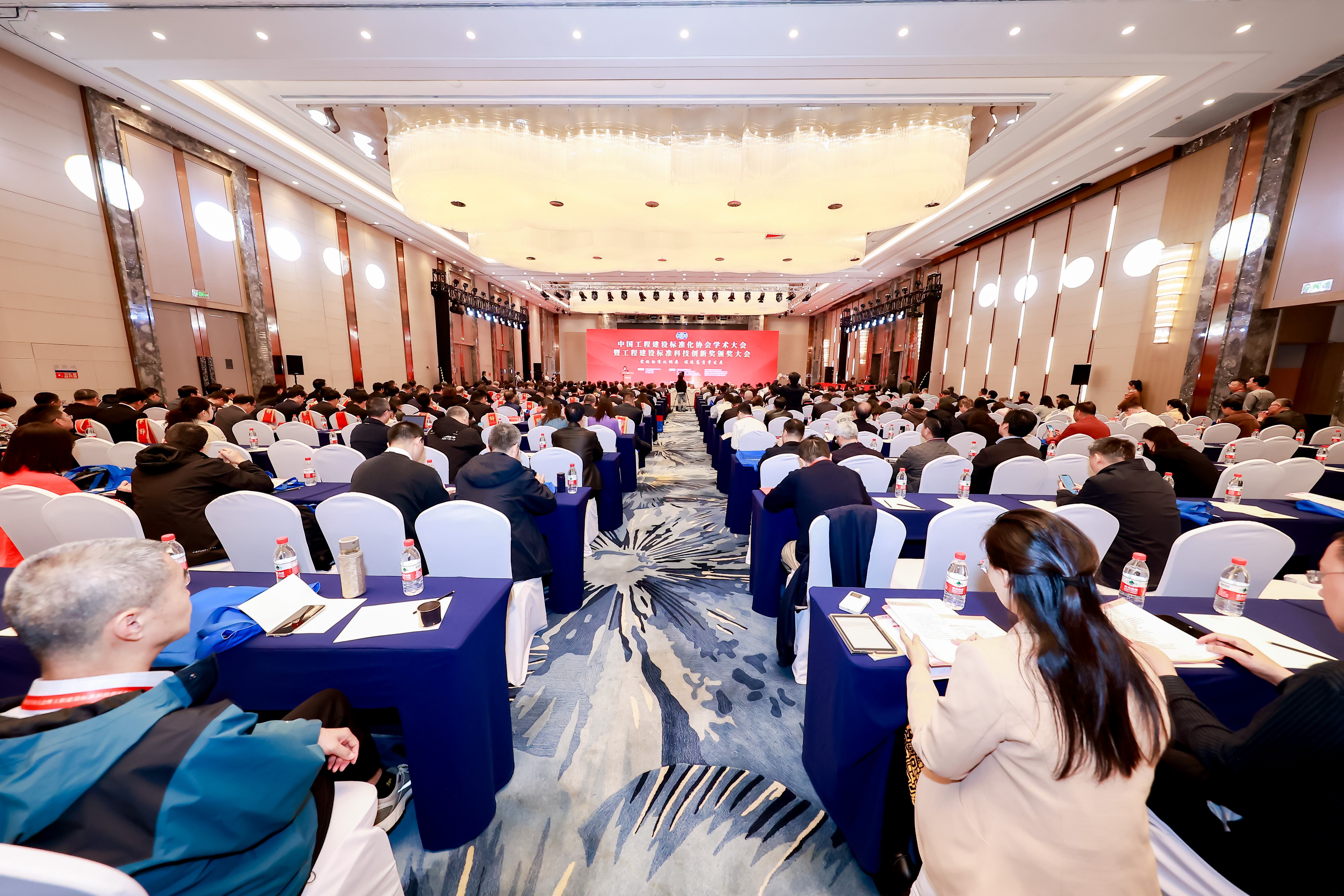 大会现场。吕俐