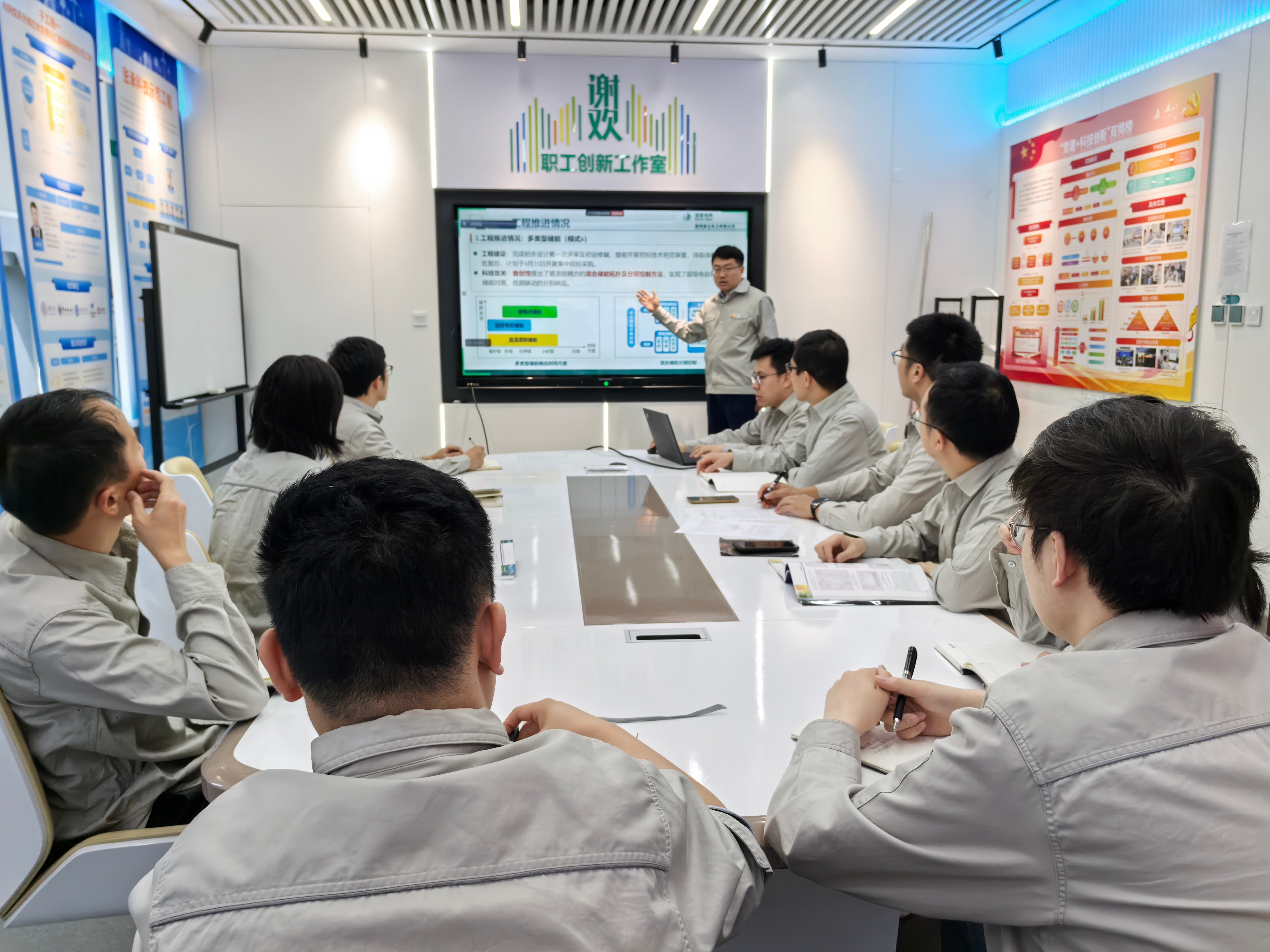 冀北電科院智能電網與新能源研究所黨支部組織開展張承工程專期學術沙龍,並以“技術黨課”形式深入講解技術研究進展。隗子琪攝