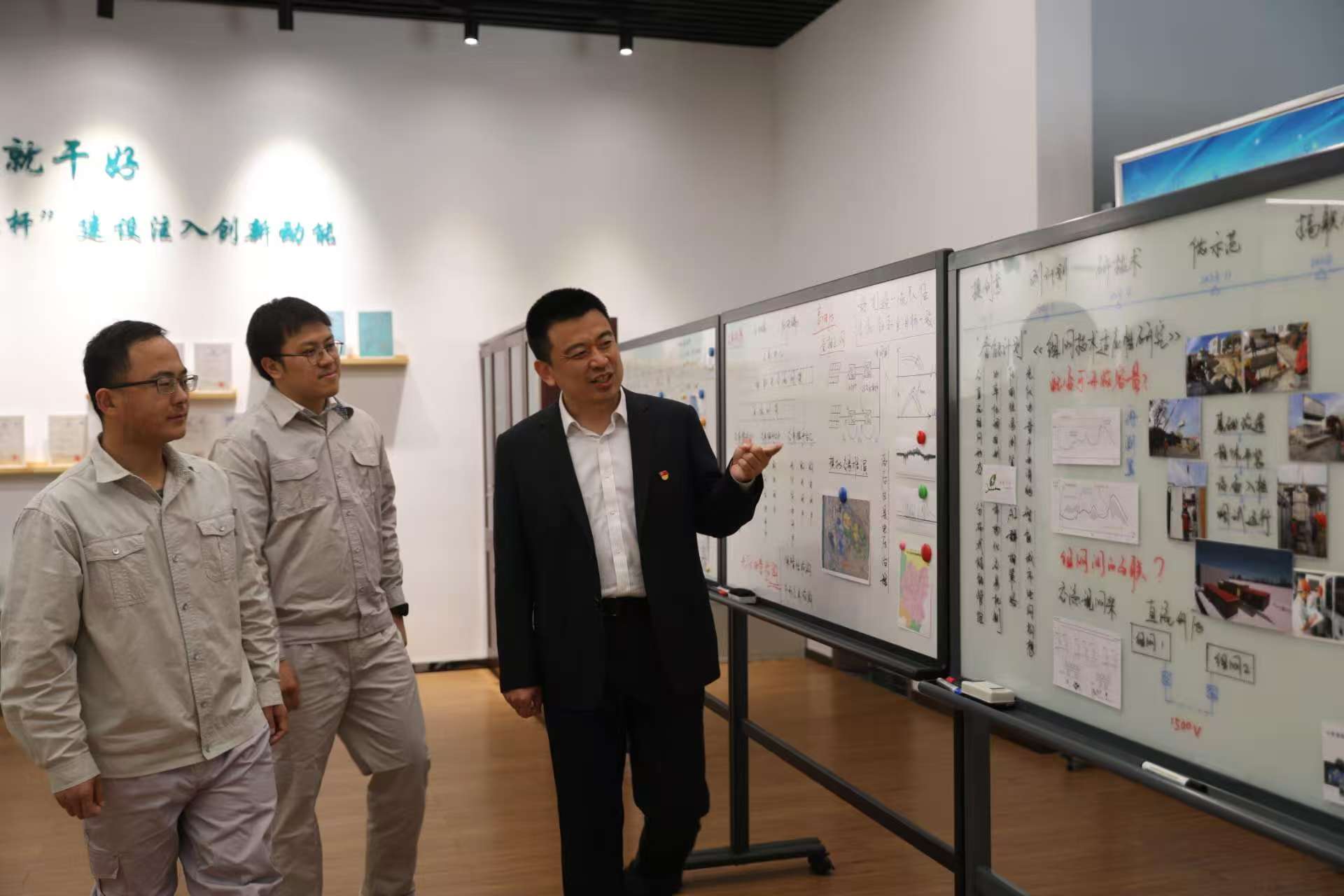 國網冀北智能配網中心配網運檢管控部黨支部開展配網柔性調壓裝置技術研討。薛博元攝