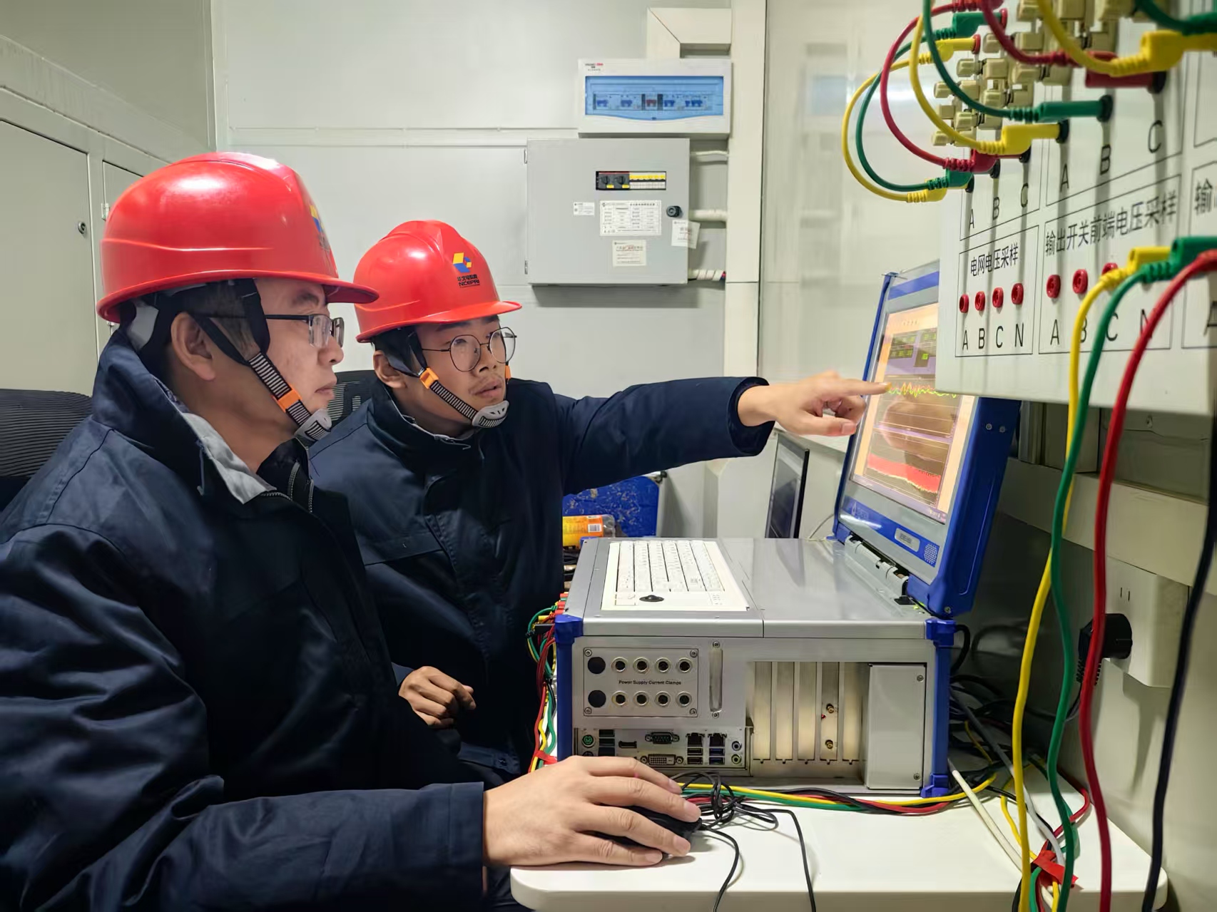 國網冀北電科院技術人員在國家風光儲輸示范工程開展構網型風機現場測試。李強攝