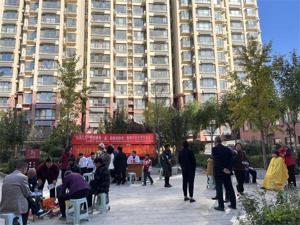日前，隆尧县隆平社区合鑫国际小区为居民提供义诊、义剪、磨剪子戗菜刀服务。
