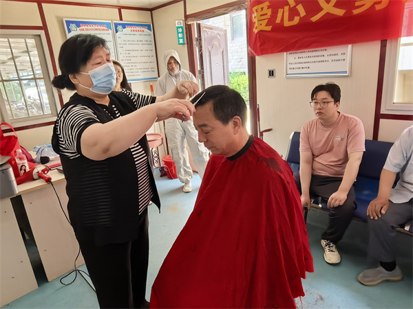 近日，隆尧县新华社区在唐尧花园小区开展爱心义剪活动。