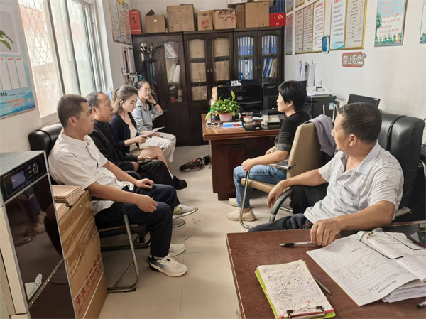 近日，隆尧县新华社区工作人员在城市花园小区召开居民议事会。