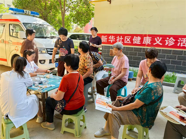 近日，隆尧县新华社区在唐尧花园小区开展义诊活动。