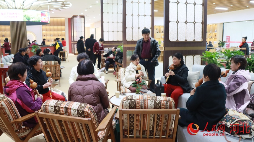 長者在福天下（正定）頤養項目內排練音樂。人民網記者 朱延生攝