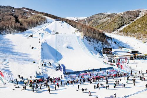 11月27日，自由式及单板滑雪大跳台世界杯在崇礼区云顶滑雪公园拉开帷幕。图为男子组运动员在单板滑雪大跳台世界杯预赛第二轮比赛中。武殿森摄