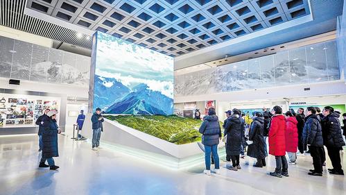 11月30日，京津冀晋蒙50家重点研学机构、行业组织、旅行社代表来到张家口考察该市特色研学旅游企业。图为代表们在太子城规划馆研学旅游基地参观。 李小永摄