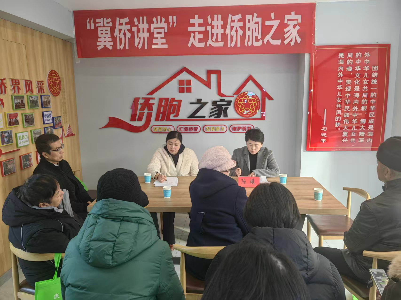 法律專家開展專題講座，並現場為歸僑僑眷解答法律問題。景愷攝