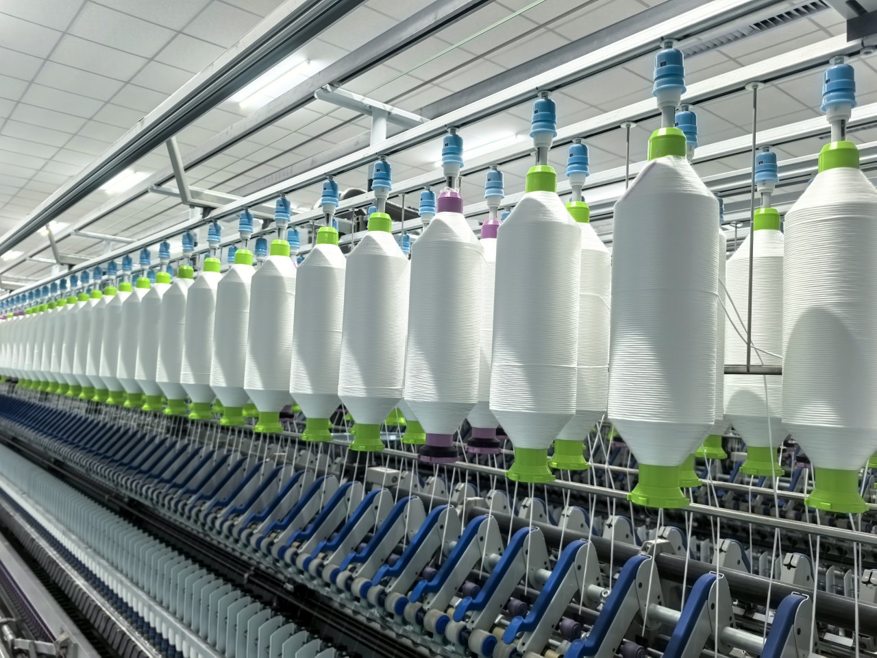 12月2日，位於雞澤縣的河北荊澤紡織有限公司“5G+智能紡”自動化紡織生產線。魏曉攝