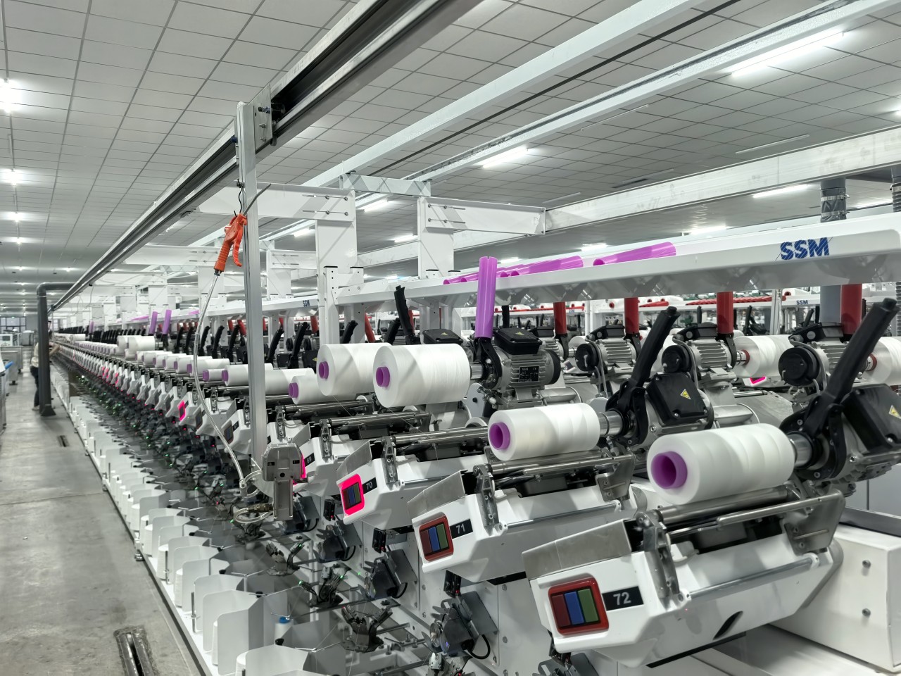 12月2日，位於雞澤縣的河北荊澤紡織有限公司“5G+智能紡”自動化紡織生產線。魏曉攝
