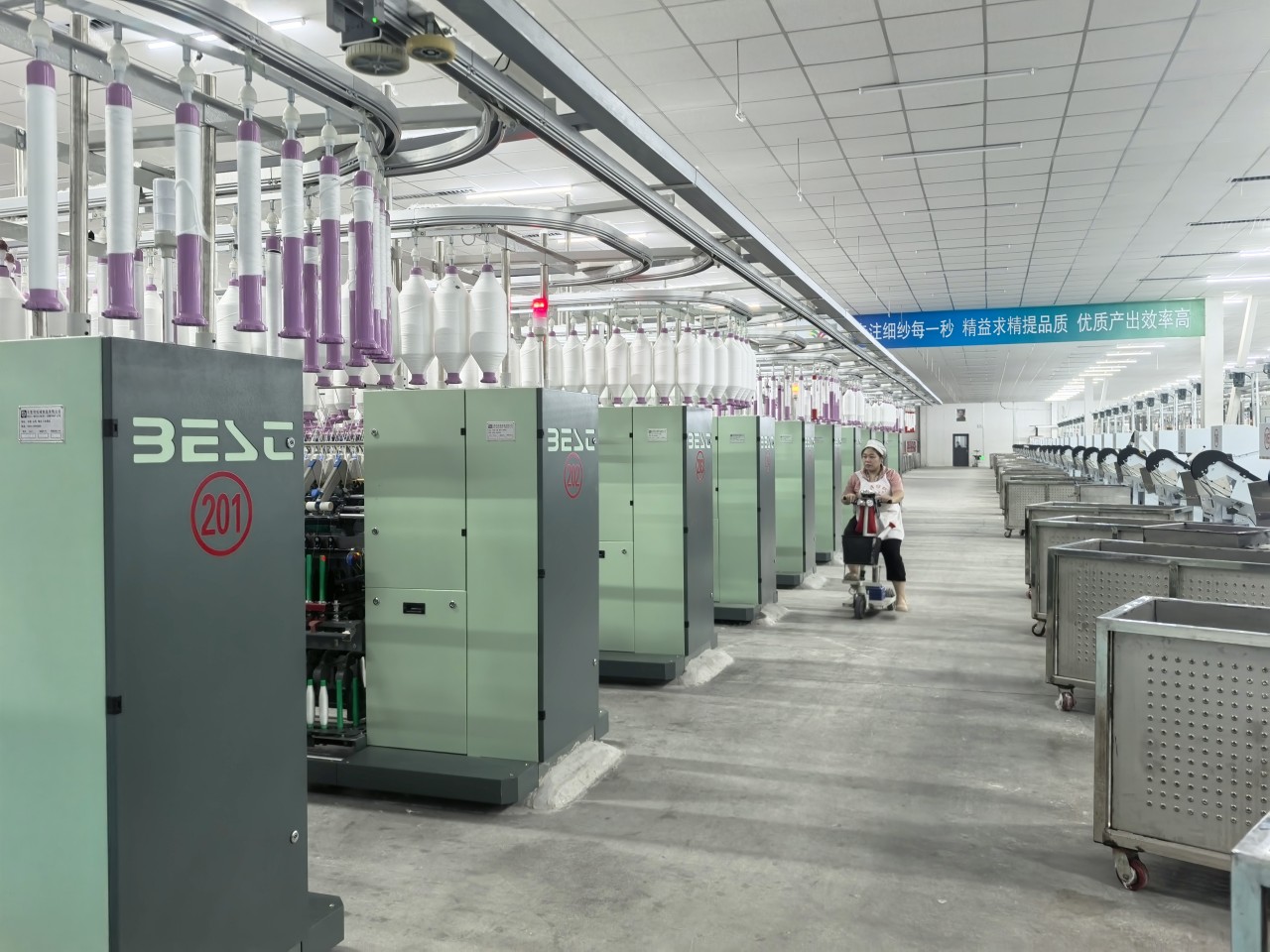 12月2日，位於雞澤縣的河北荊澤紡織有限公司“5G+智能紡”自動化紡織生產線。魏曉攝