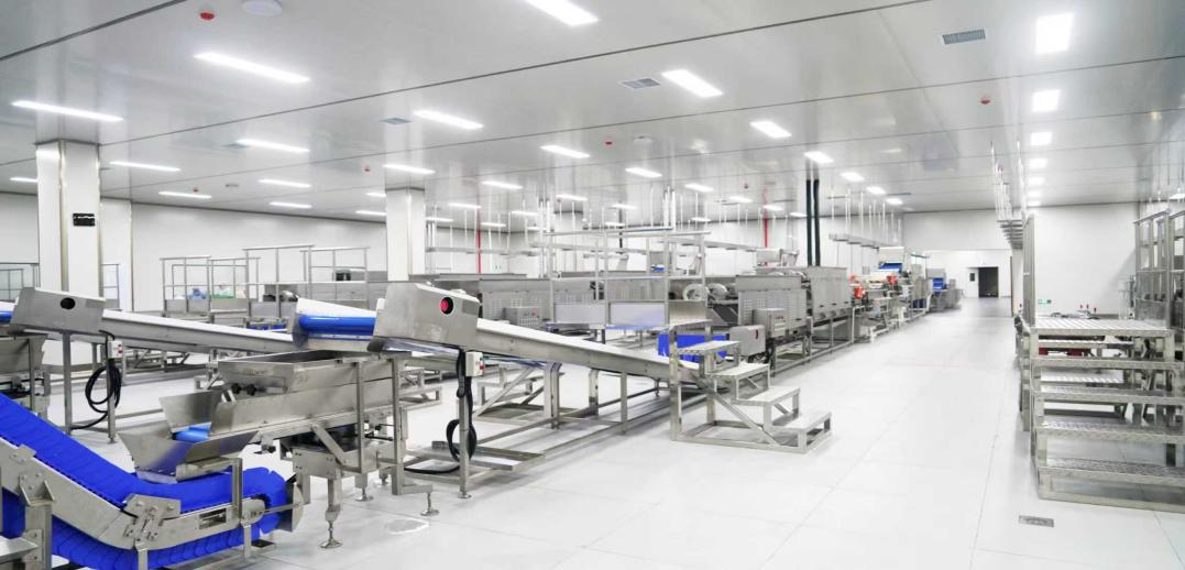 國煦大央廚預制菜食材有限公司的自動化生產線。阜平縣融媒體中心供圖