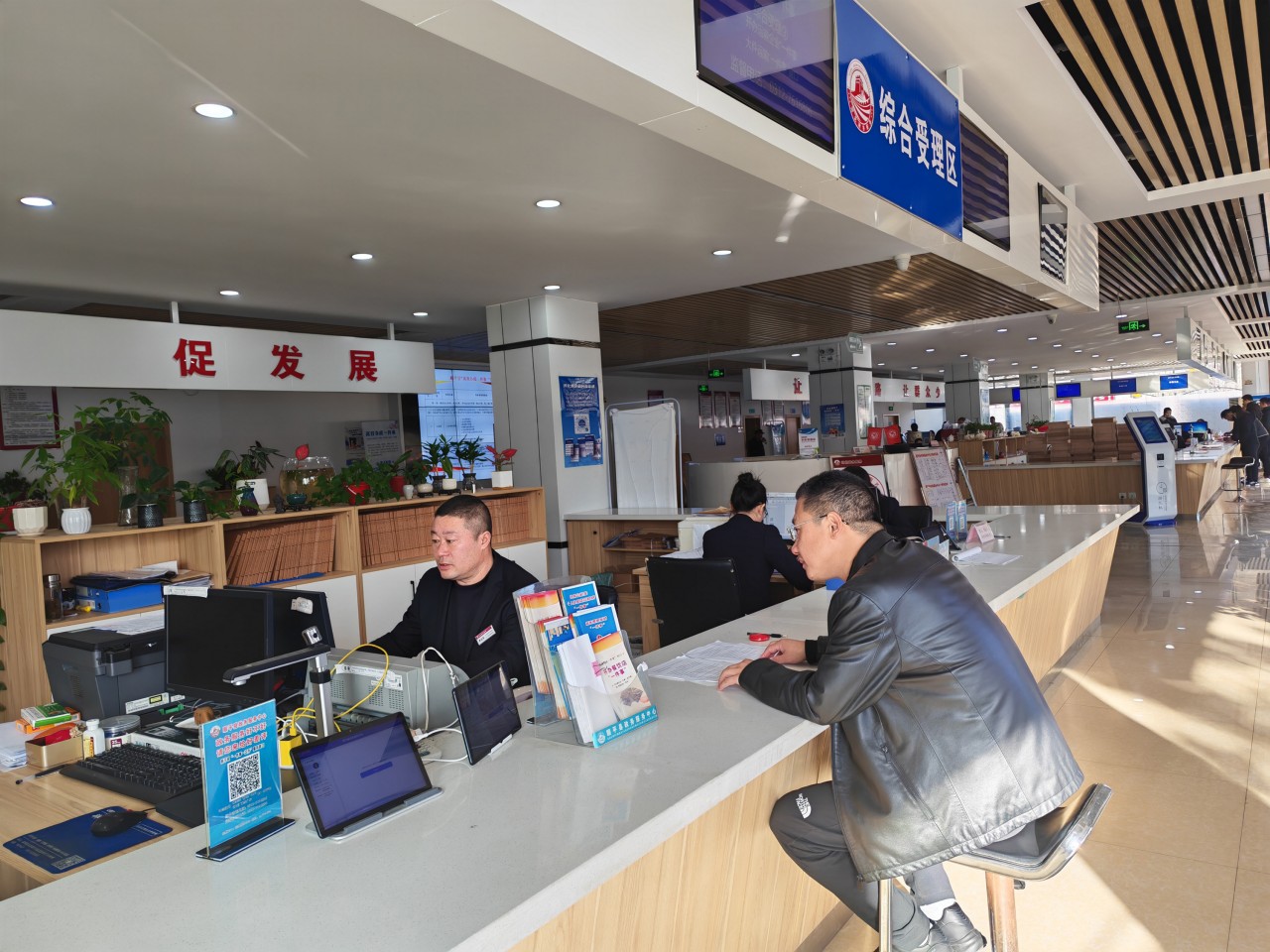 在綜合服務窗口,申請人正咨詢業務辦理所需資料。趙端攝