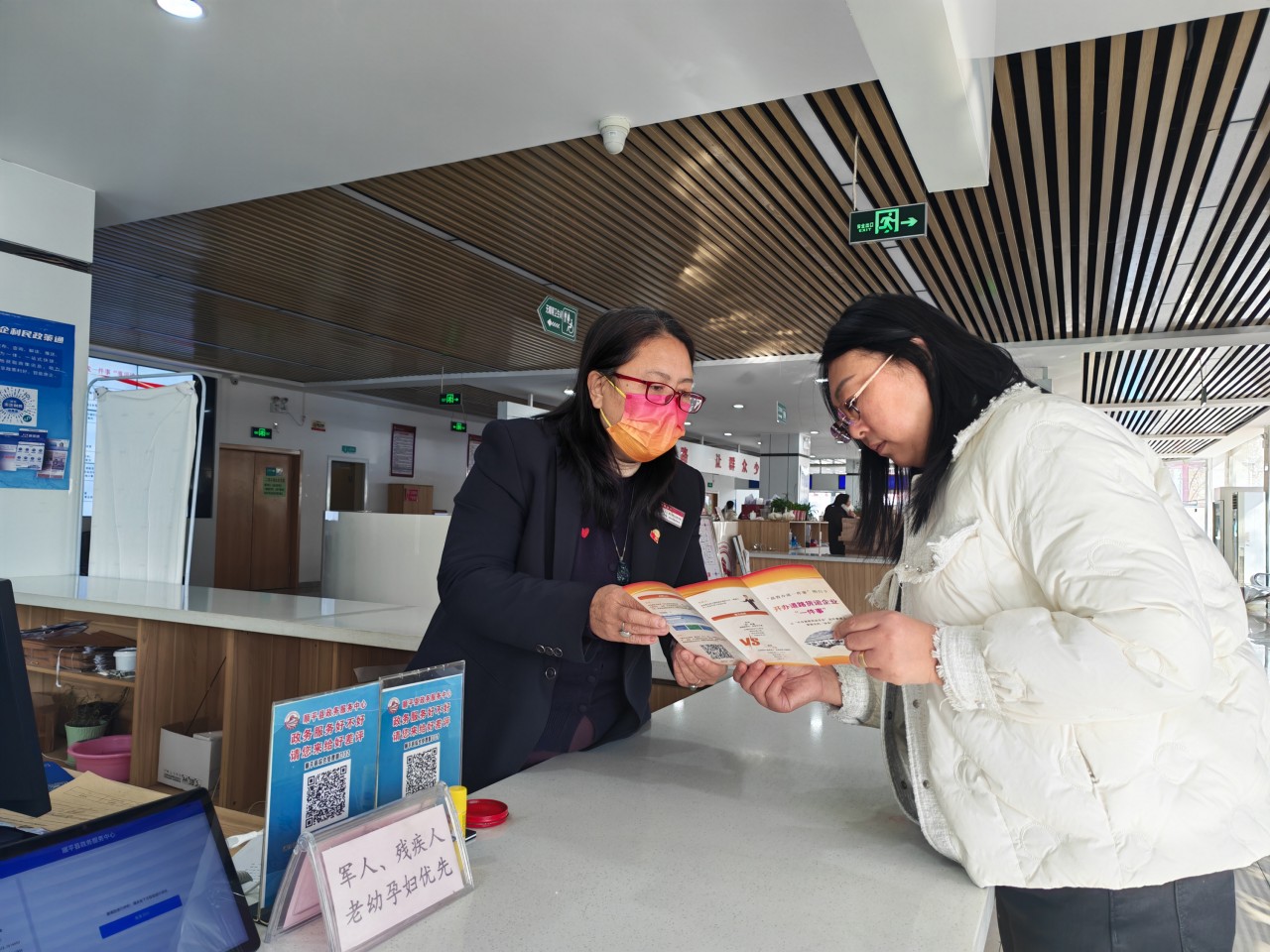 群眾咨詢証照辦理業務流程。趙端攝