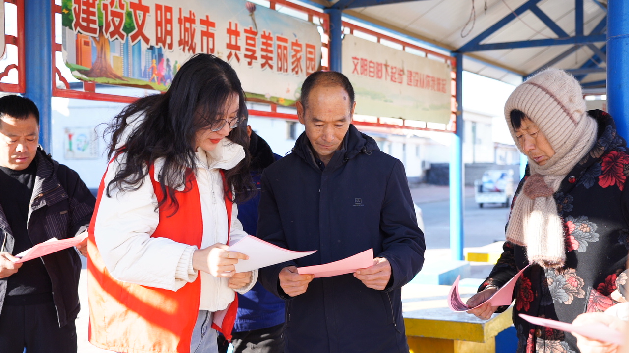 迁安市彭店子镇青年志愿者在为群众宣讲。郭强摄