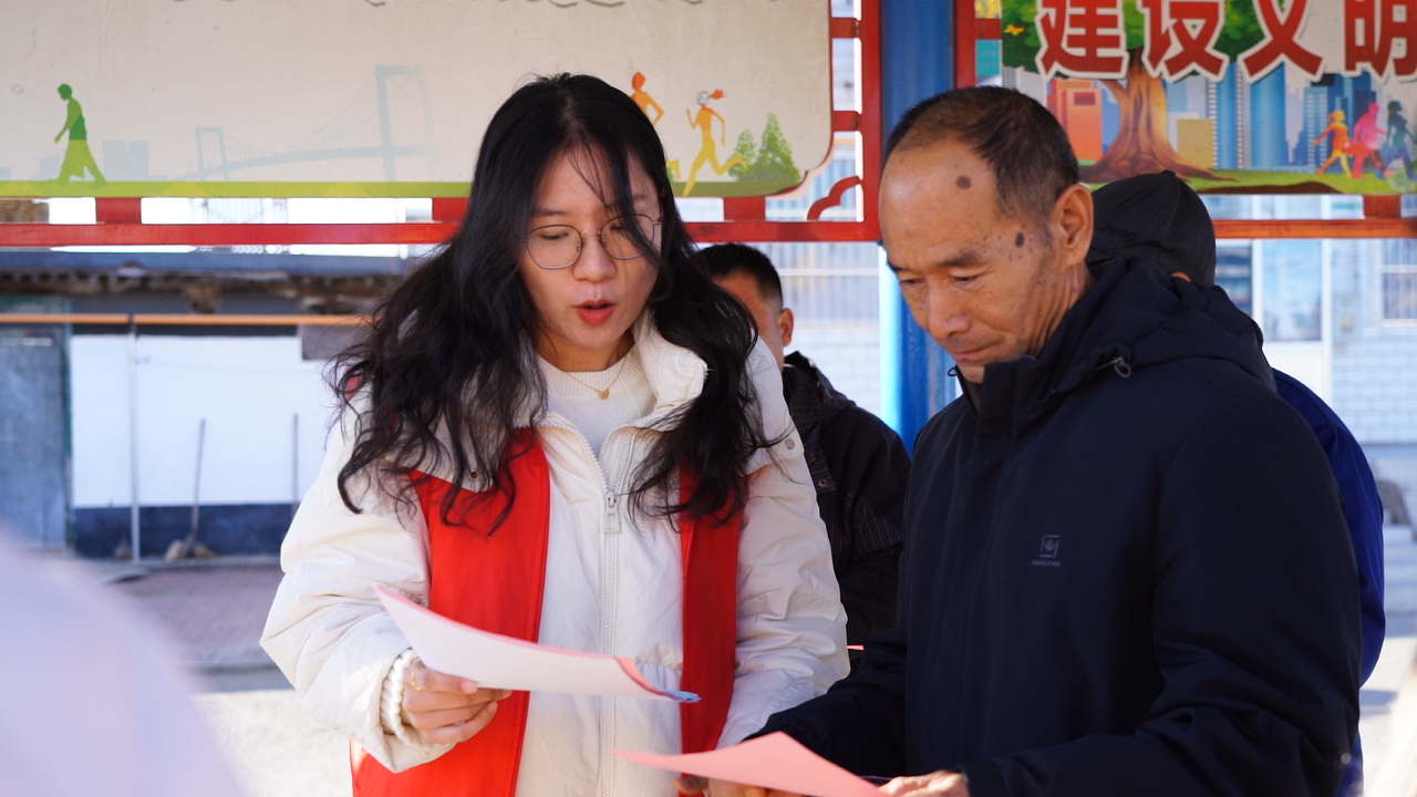迁安市彭店子镇青年志愿者在为群众宣讲。李伟摄