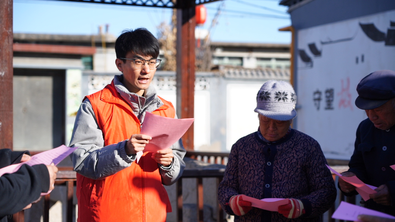 迁安市彭店子镇青年志愿者在为群众宣讲。刘乘源摄