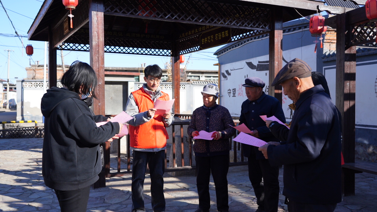 迁安市彭店子镇青年志愿者在为群众宣讲。赵冠军摄