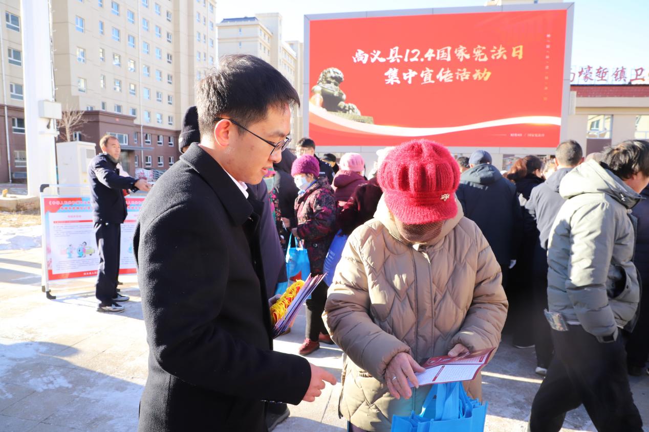 法院干警正在为社区居民答疑解惑。韩晓乾摄