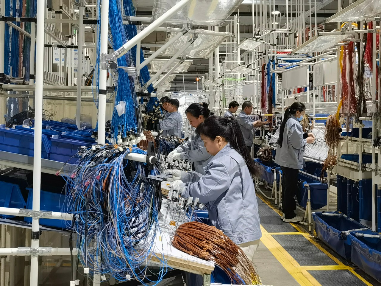 廊坊萊尼線束系統有限公司車間內，工人正在進行包膠作業。榮志華供圖