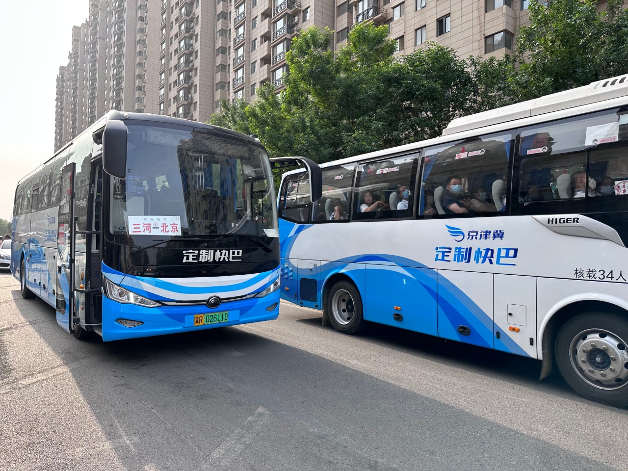 京津冀定制快巴正在发往北京方向。荣志华供图
