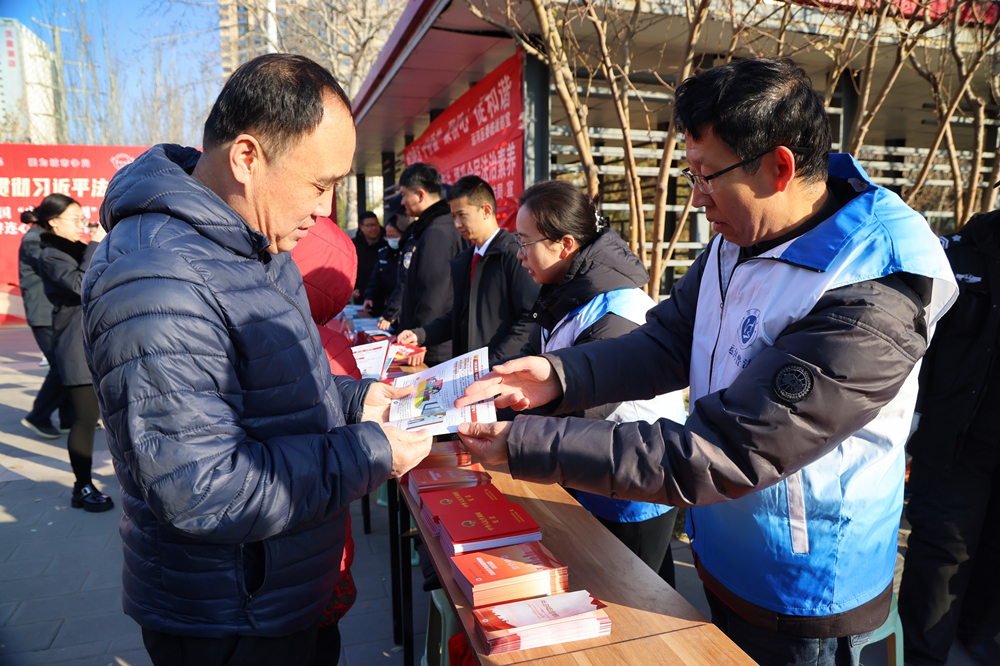 沧州市运河区普法宣传员为群众现场普法。杨洋摄