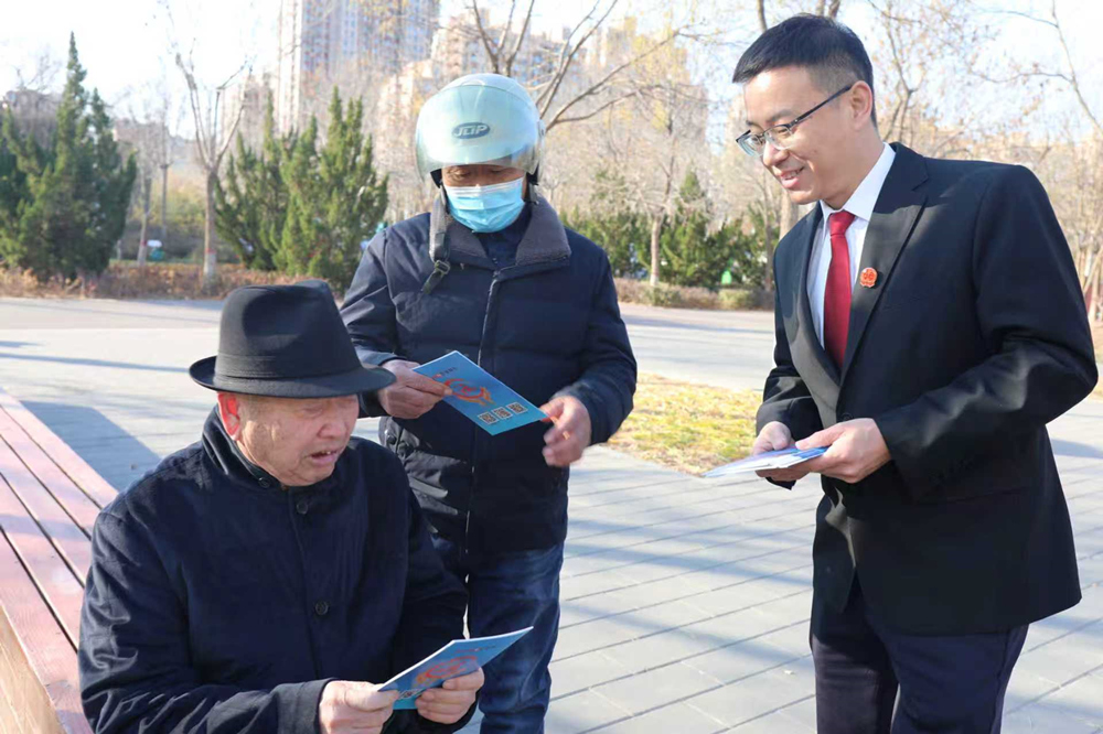 普法宣传员走进公园为群众普法。孙悦摄
