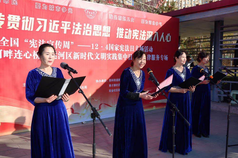 群众将法治理念编进文艺节目，进行法治宣传。杨洋摄