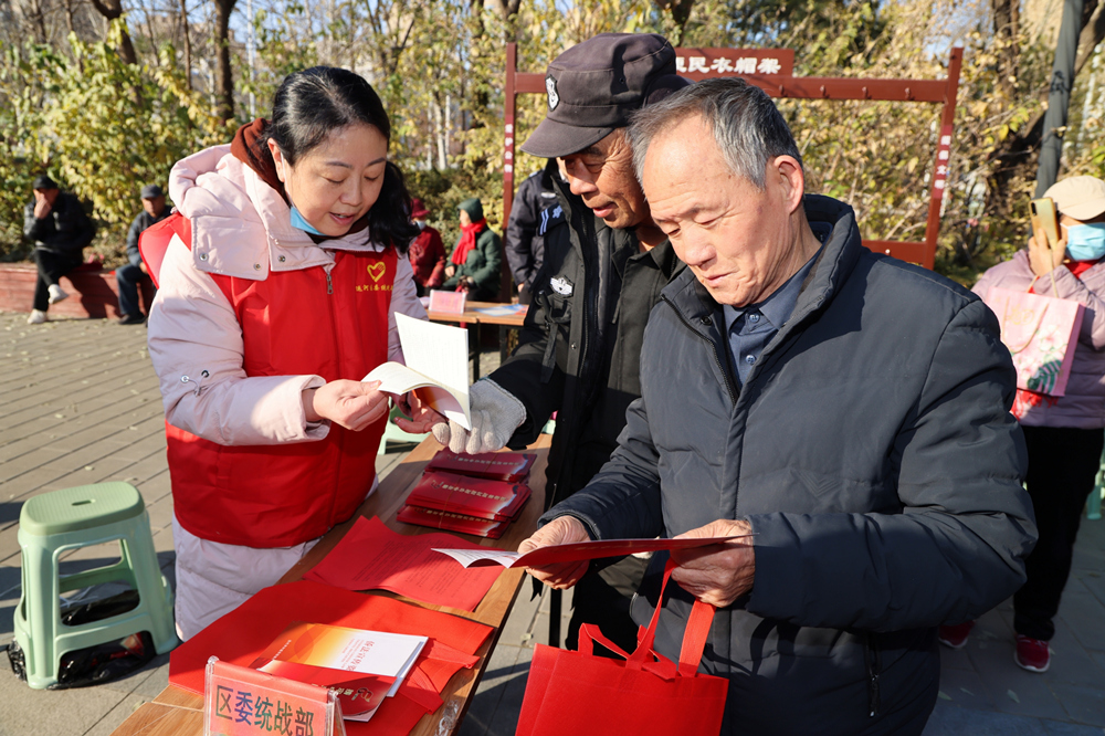 普法宣传员向群众遇到法律问题时，如何正确维权。杨洋摄