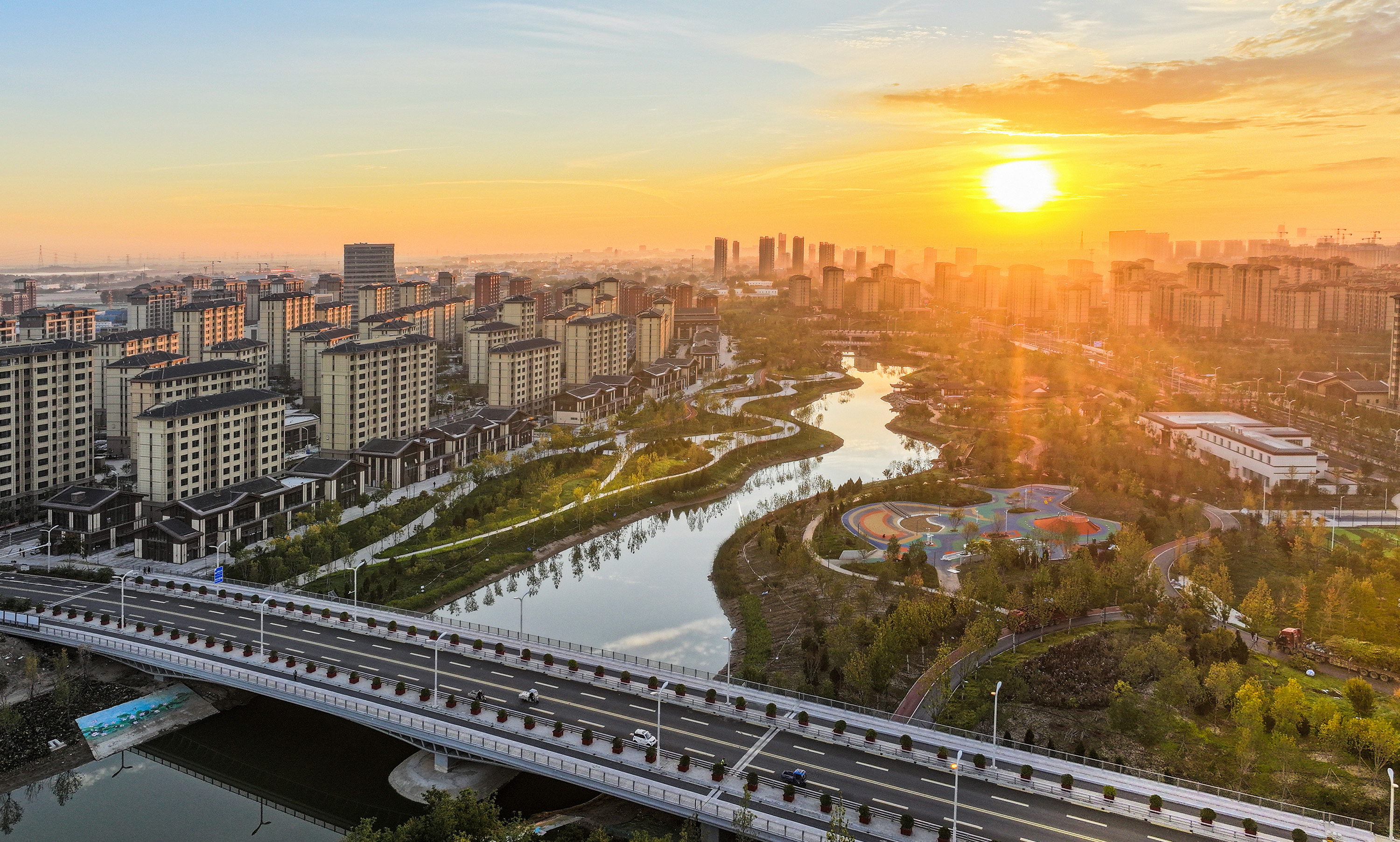 容西晨曲。胡忠攝