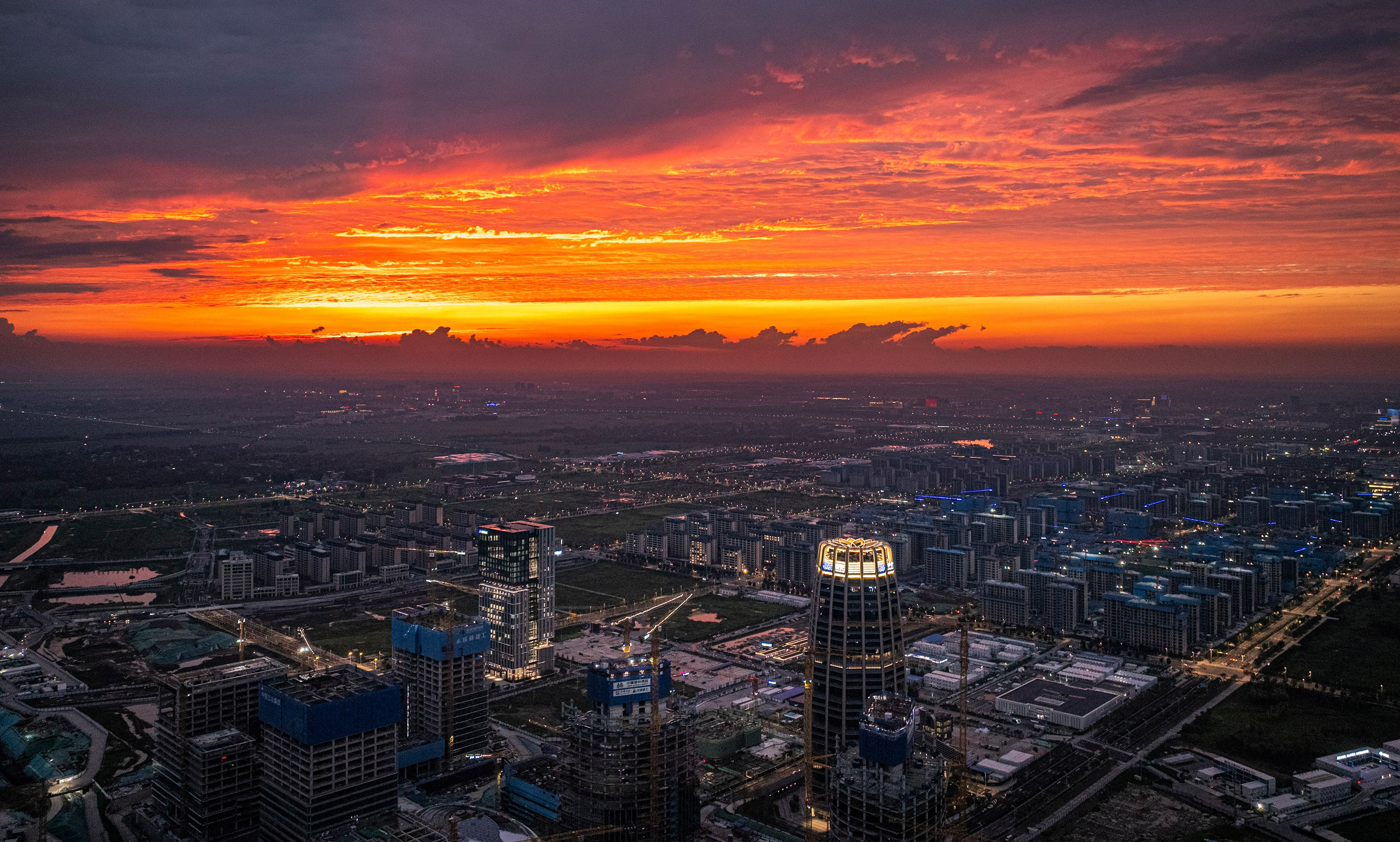 炙熱的心（中化大廈）。郭梓興攝