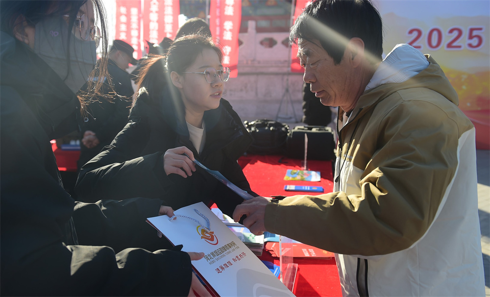 沧州市民（右）在宪法日主场活动上了解法律知识。傅新春摄