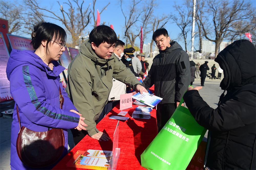 普法人员向市民发放宣传资料。傅新春摄