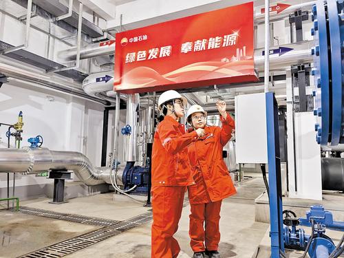 11月27日，運維人員在熱源站檢查裝置液位。秦少軍攝