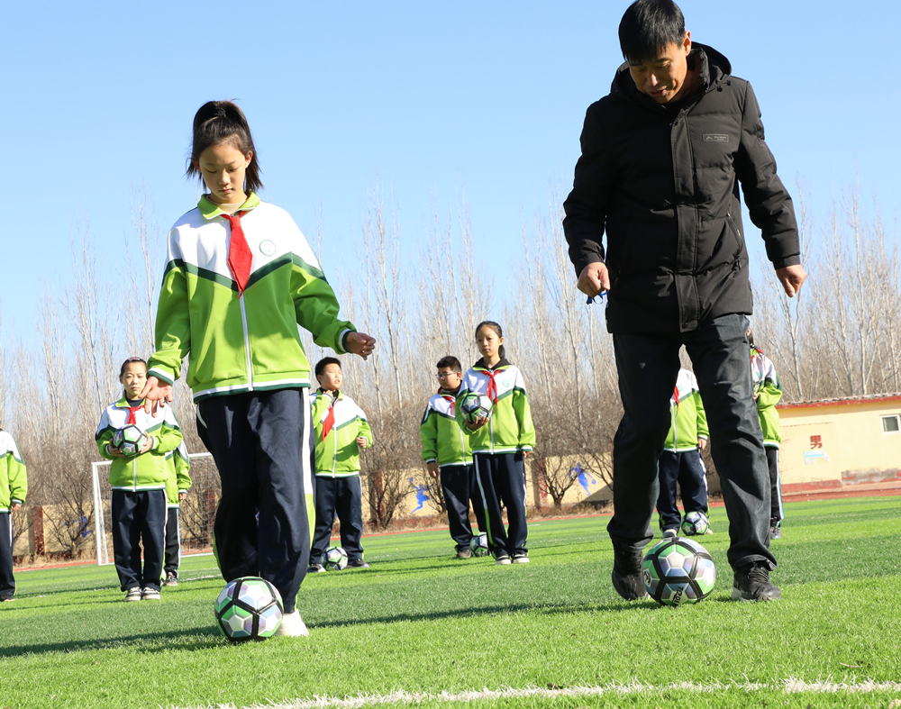 12月4日，小学生在教练指导下学习运球。刘金忠摄