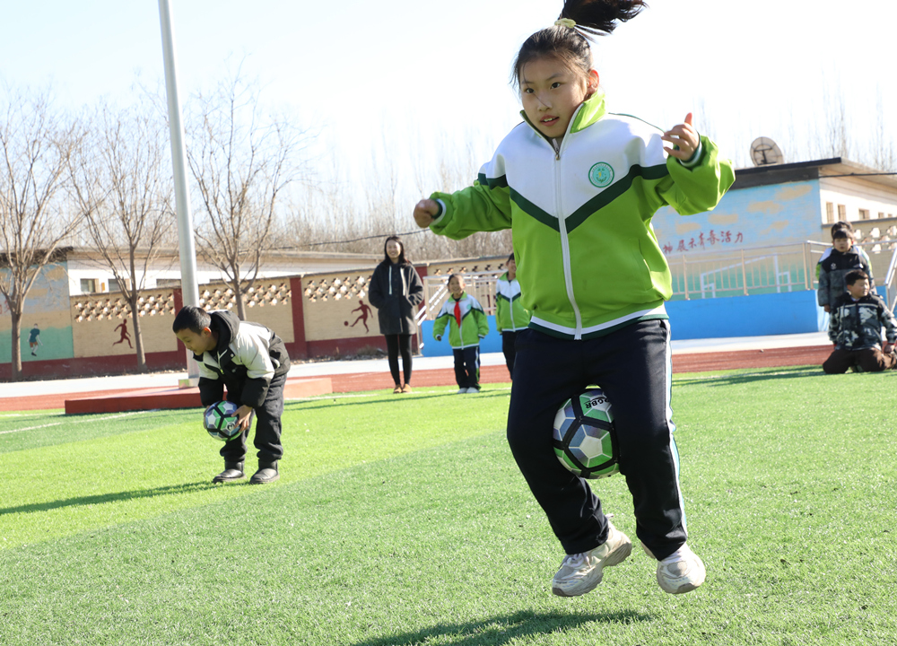 12月4日,小学生在课间进行趣味足球运动。刘金忠摄