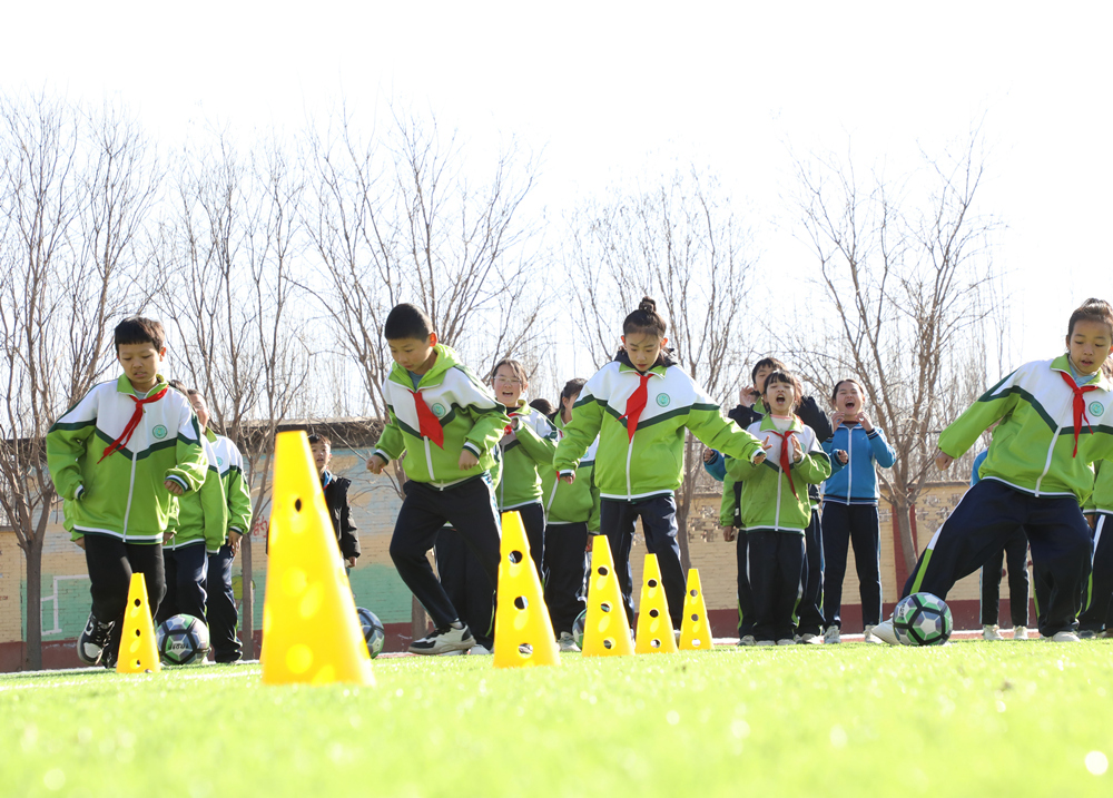12月4日,小学生在课间进行趣味足球运动。刘金忠摄